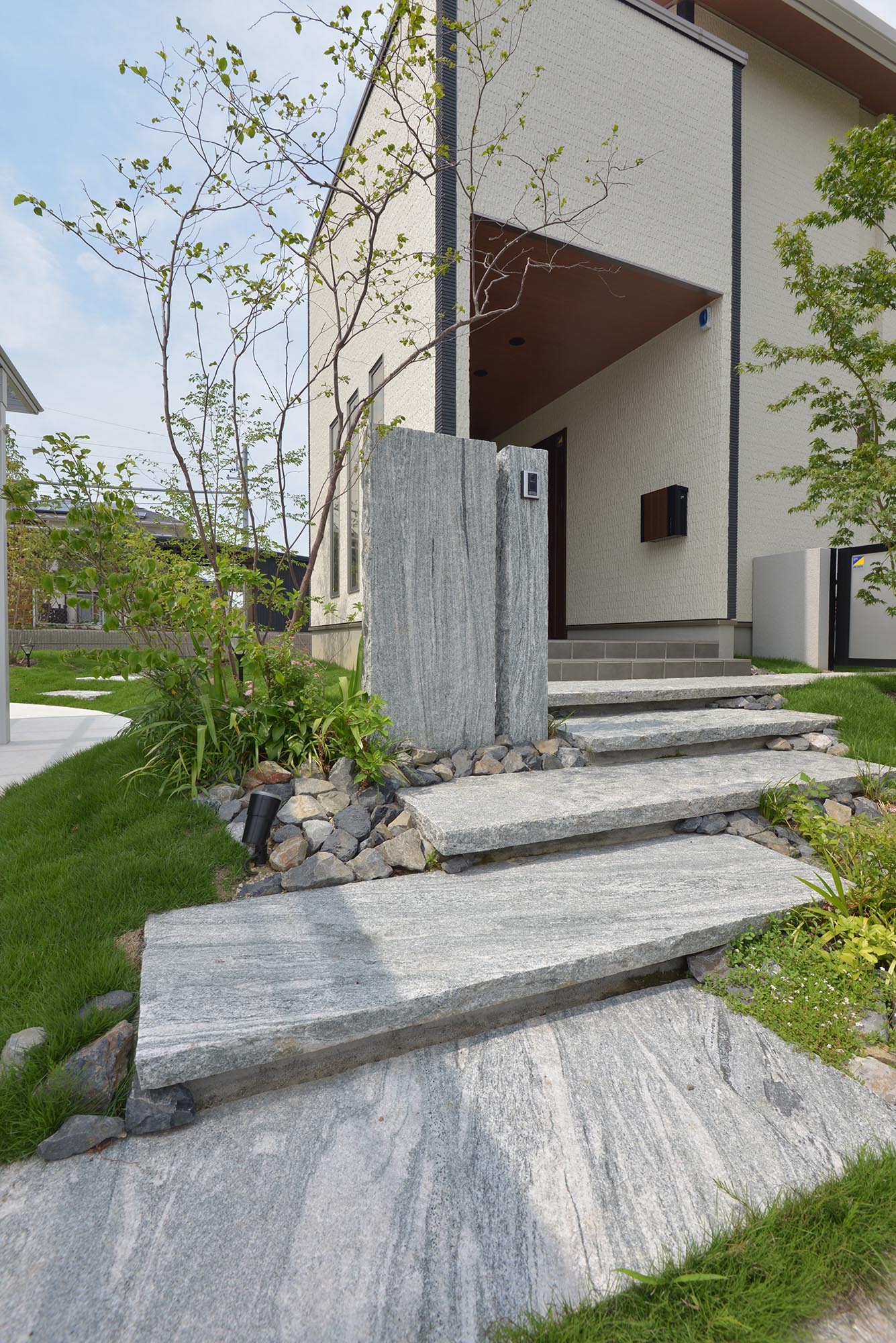 ヴィスタストーン白御影 板石 全面割肌仕上げ | 造園資材館