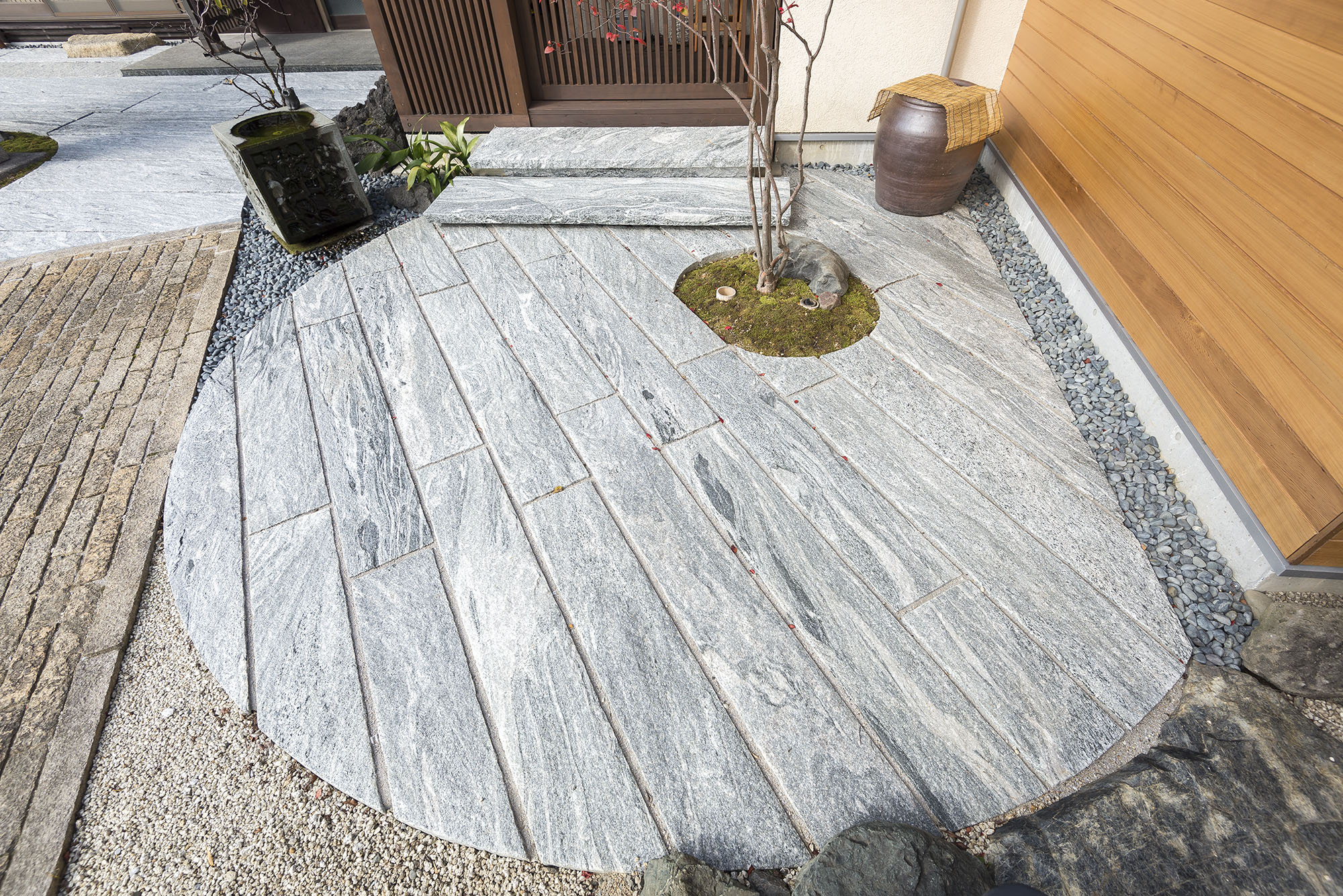 ヴィスタストーン白御影 板石 全面割肌仕上げ | 造園資材館