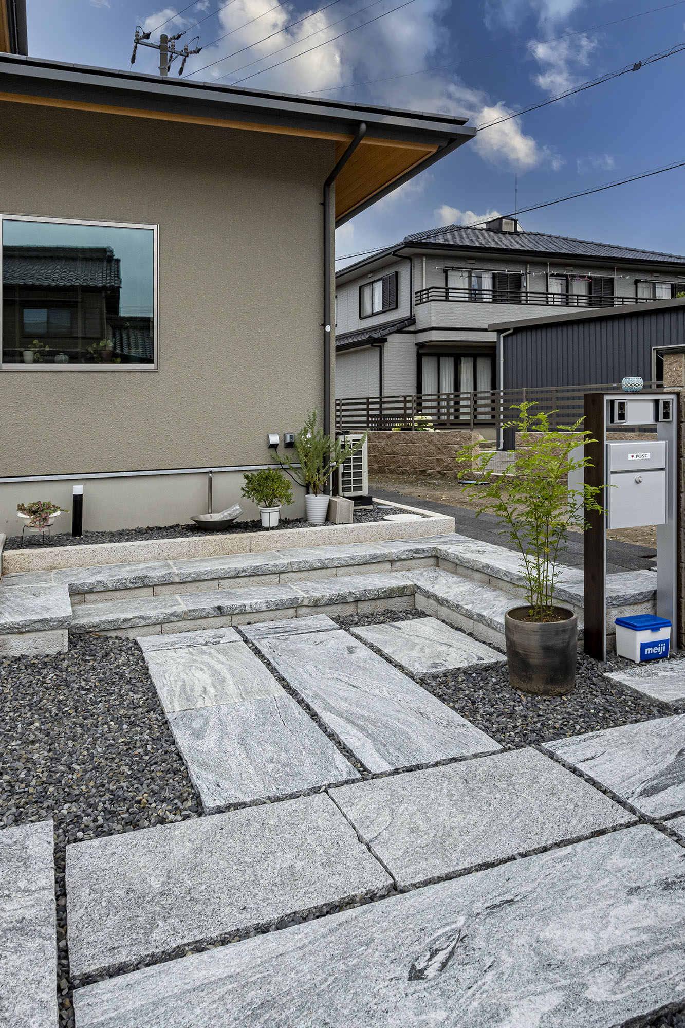 ヴィスタストーン白御影 板石 全面割肌仕上げ | 造園資材館