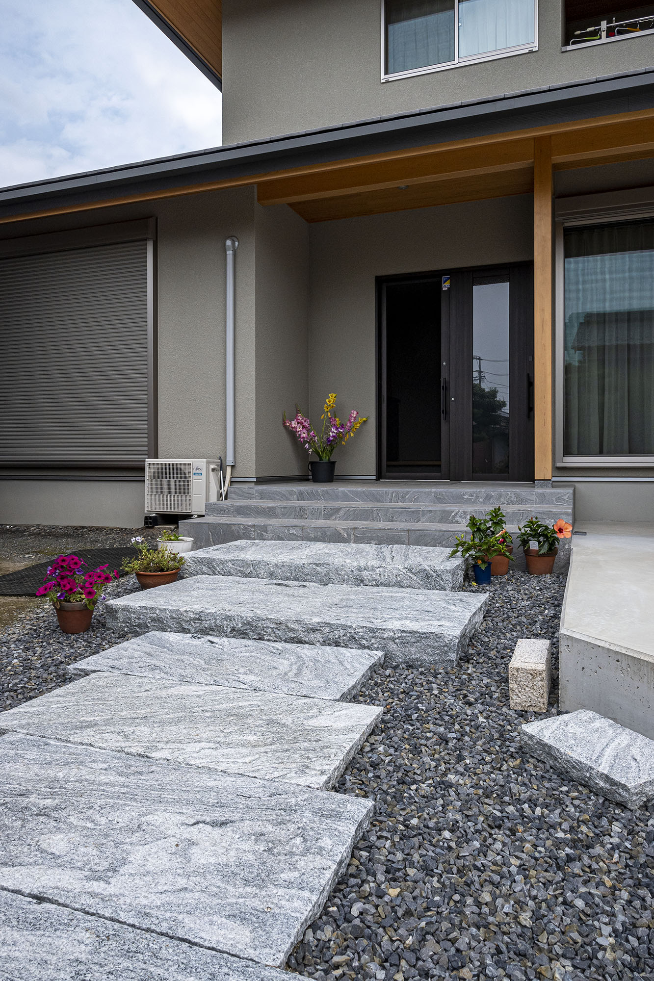 ヴィスタストーン白御影 大板石 全面割肌仕上 | 造園資材館