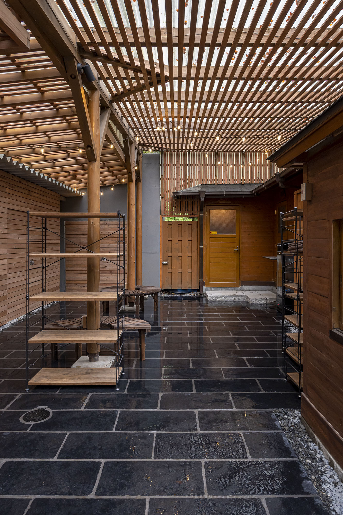 ヴィスタストーン ライムフラッグ ブラック (アンティーク) | 造園資材館