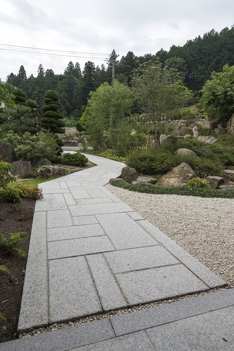 クワンストーン板石 白 五面ノミギリ仕上げ | 造園資材館