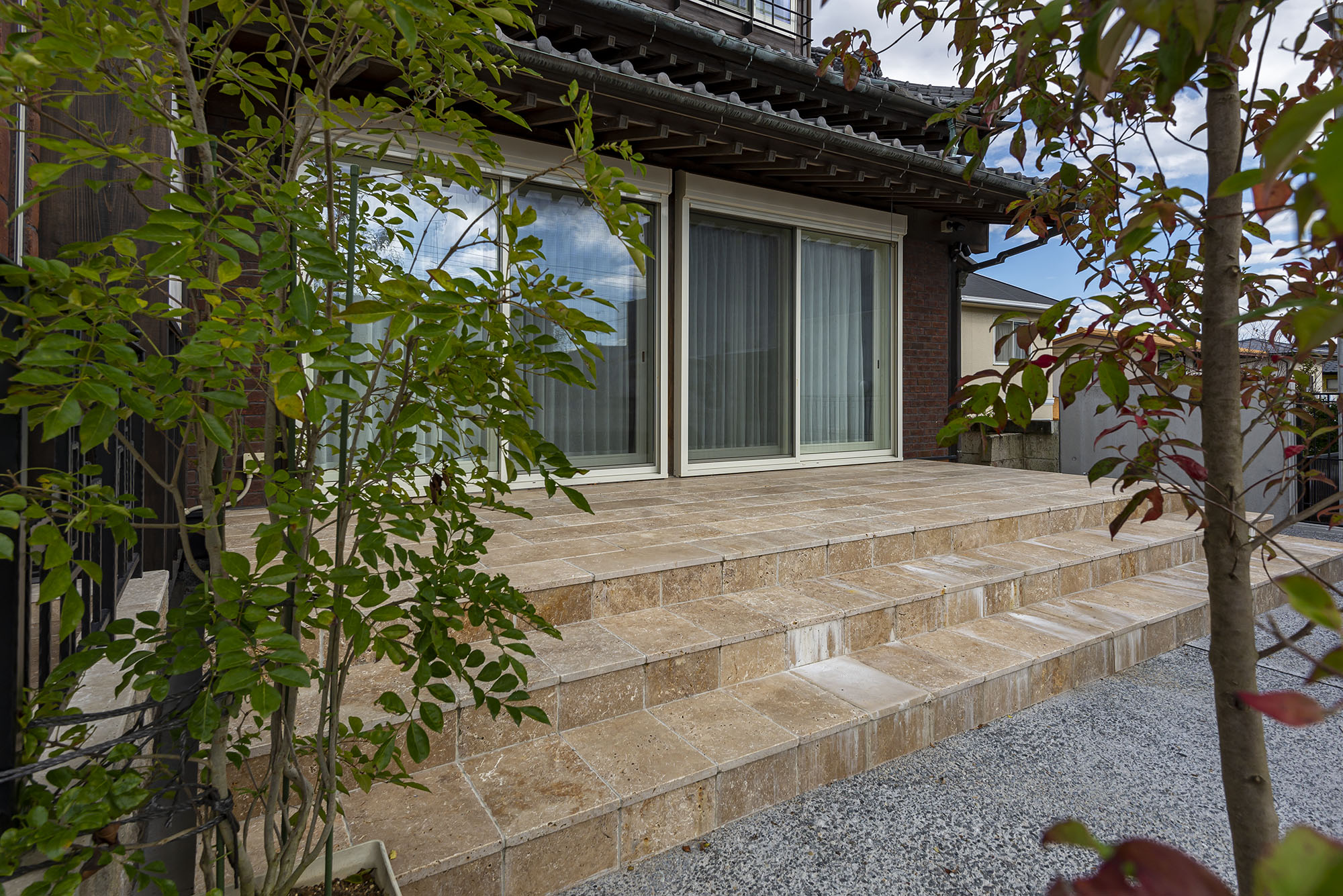 トラバーチン ブラウン タンブル仕上げ | 造園資材館